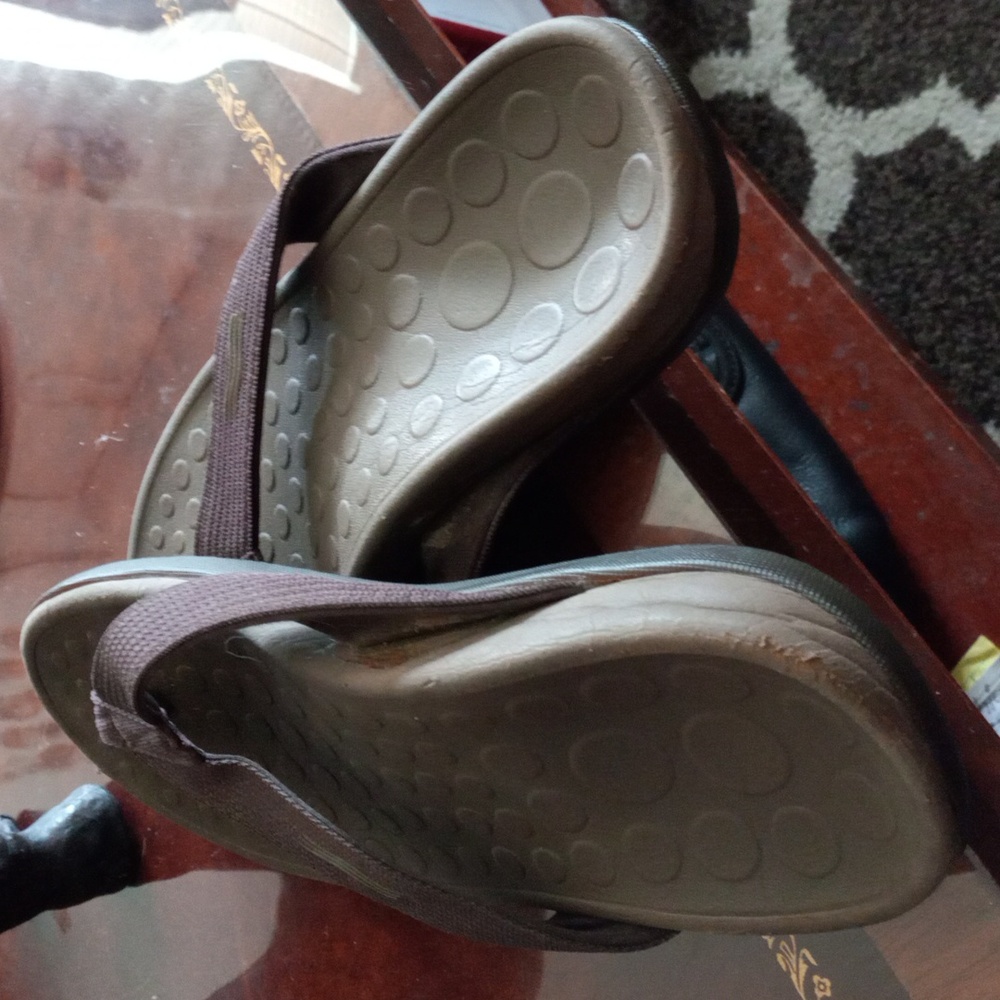 Sandles by Vionic orthopedic type. - Picture 6 of 6